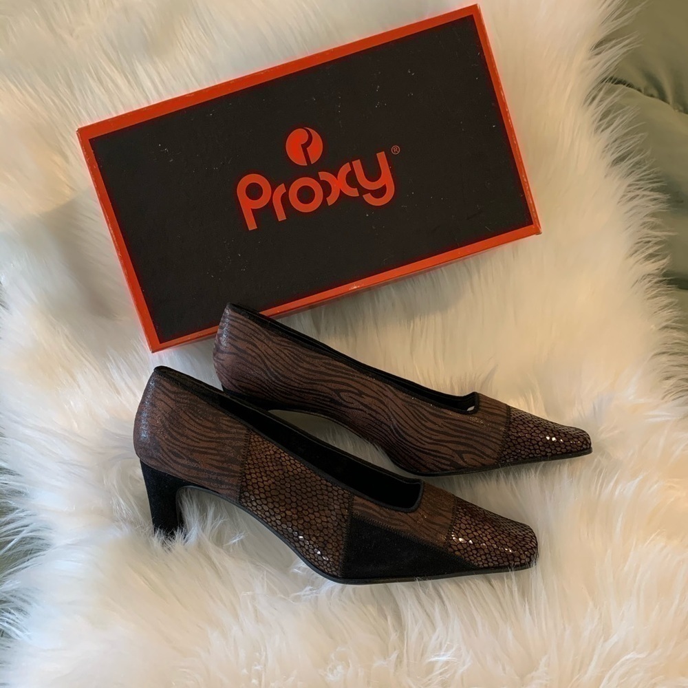 NIB Proxy Womens “Chella”2.5”heel. Wood/Snake 8M.